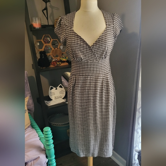Adorable Vintage-Inspired Gingham Print Wiggles Dress by Banana Republic - Picture 4 of 4